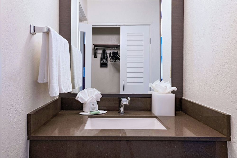 Courtyard by Marriott Austin The Domain Area Room, 1 King Bed with Sofa bed (Mobility/Hearing Access, Roll-in Shwr) 5