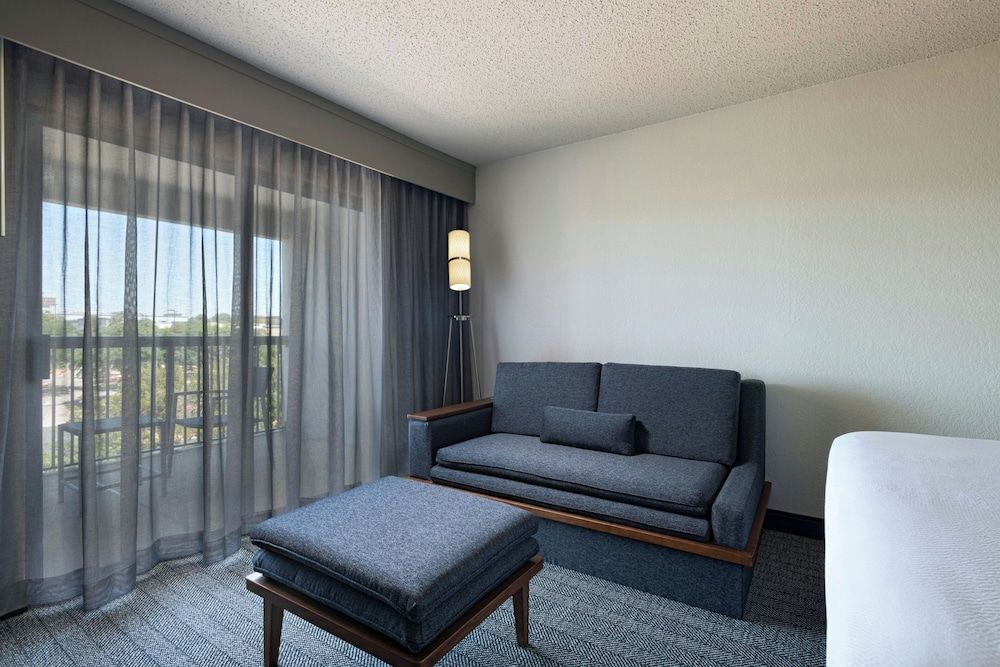 Courtyard by Marriott Austin The Domain Area Room, 1 King Bed with Sofa bed (Mobility/Hearing Access, Roll-in Shwr) 10