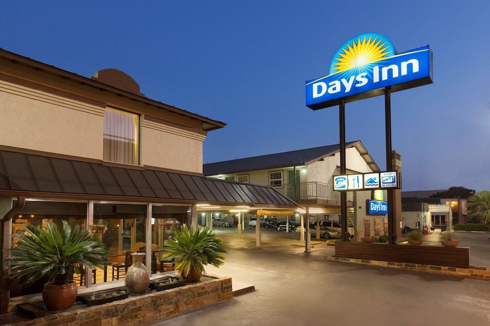 undefined Days Inn by Wyndham Austin/University/Downtown 2