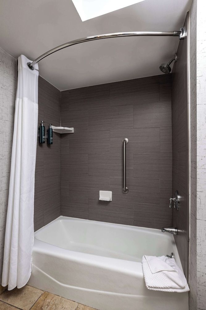 DoubleTree Suites by Hilton Austin Downtown Capitol Studio, 1 King Bed 4