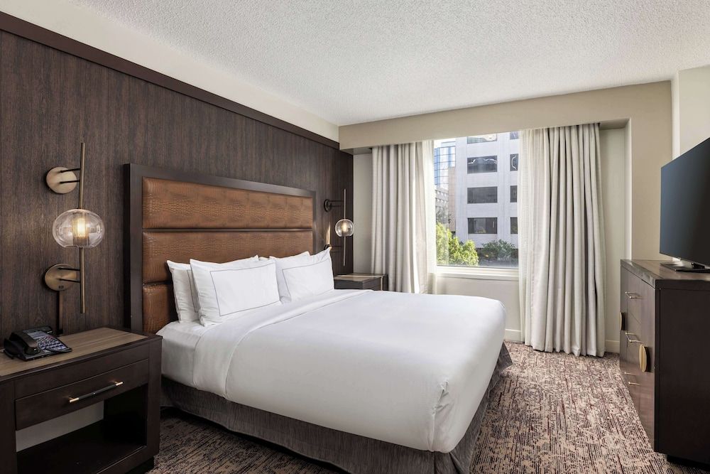 One-Bedroom Capital View Suite, 1 King Bed