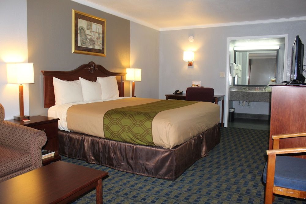 Econo Lodge near The Domain - The Arboretum Room, 1 King Bed, Accessible, Non Smoking 2
