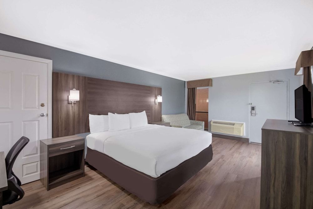 Econo Lodge near The Domain - The Arboretum Room, 1 King Bed, Accessible, Non Smoking 3