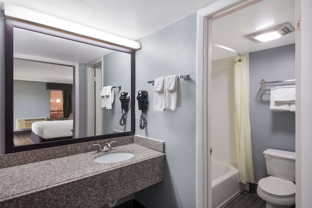 Econo Lodge near The Domain - The Arboretum Room, 1 King Bed, Accessible, Non Smoking 5