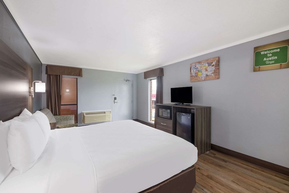 Econo Lodge near The Domain - The Arboretum Room, 1 King Bed, Accessible, Non Smoking 4