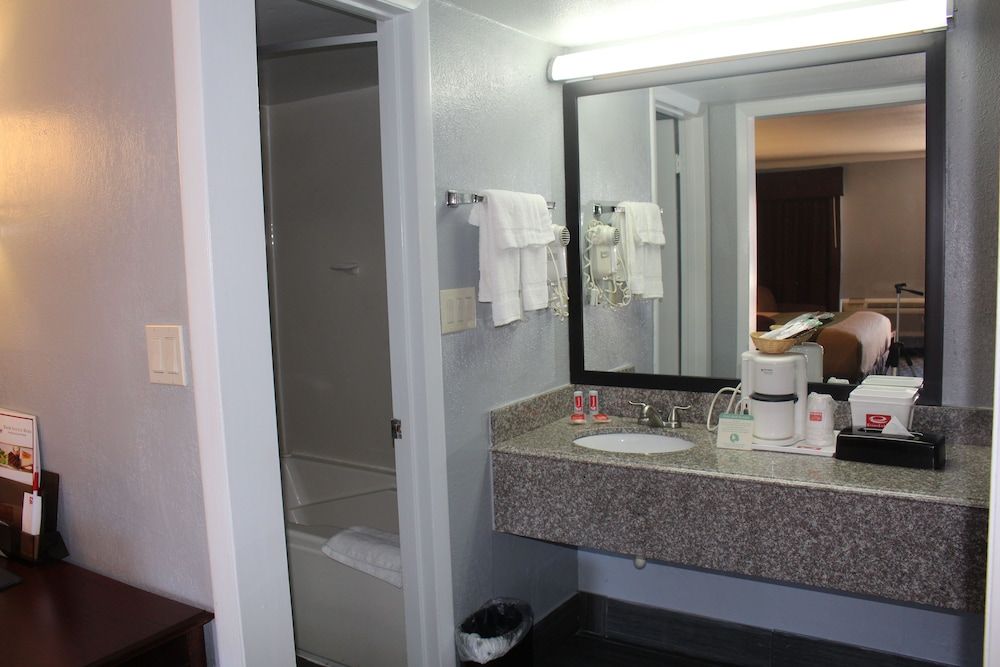 Econo Lodge near The Domain - The Arboretum Room, 1 King Bed, Accessible, Non Smoking 6
