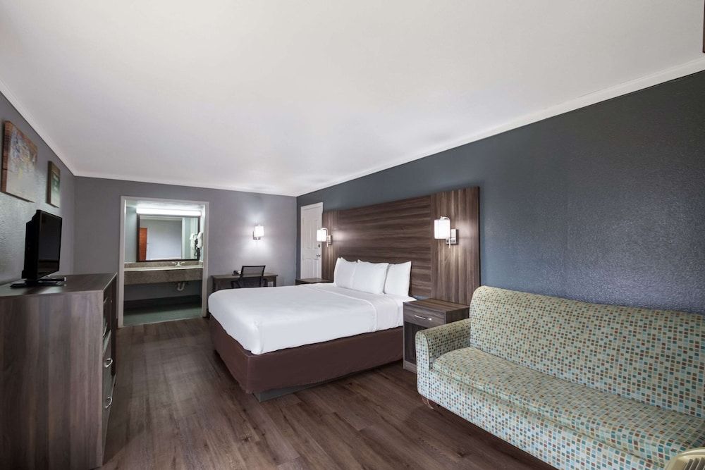 Econo Lodge near The Domain - The Arboretum