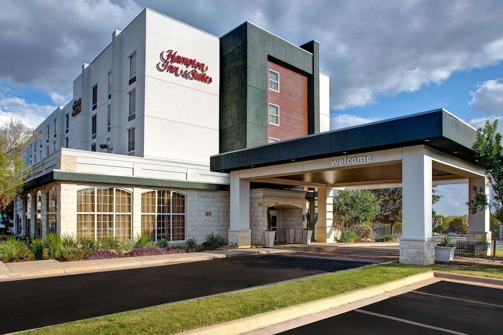 undefined Hampton Inn & Suites Austin-Airport 7
