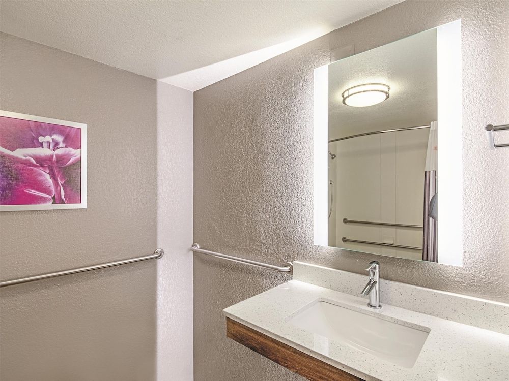 La Quinta Inn & Suites by Wyndham Austin Airport Room, 2 Double Beds, Accessible, Non Smoking (Mobility/Hearing, Tub w/ Grab Bars) 3