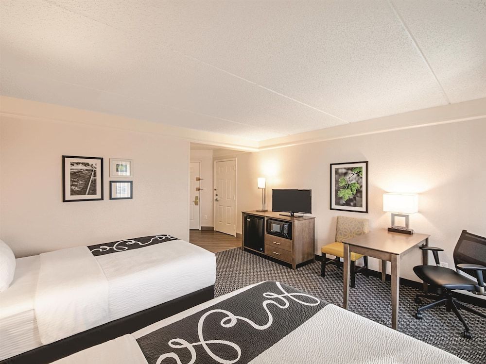 La Quinta Inn & Suites by Wyndham Austin Airport Room, 2 Double Beds, Accessible, Non Smoking (Mobility/Hearing, Tub w/ Grab Bars) 2