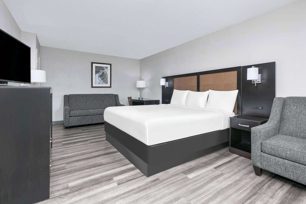 undefined Baymont by Wyndham Austin University Area 4