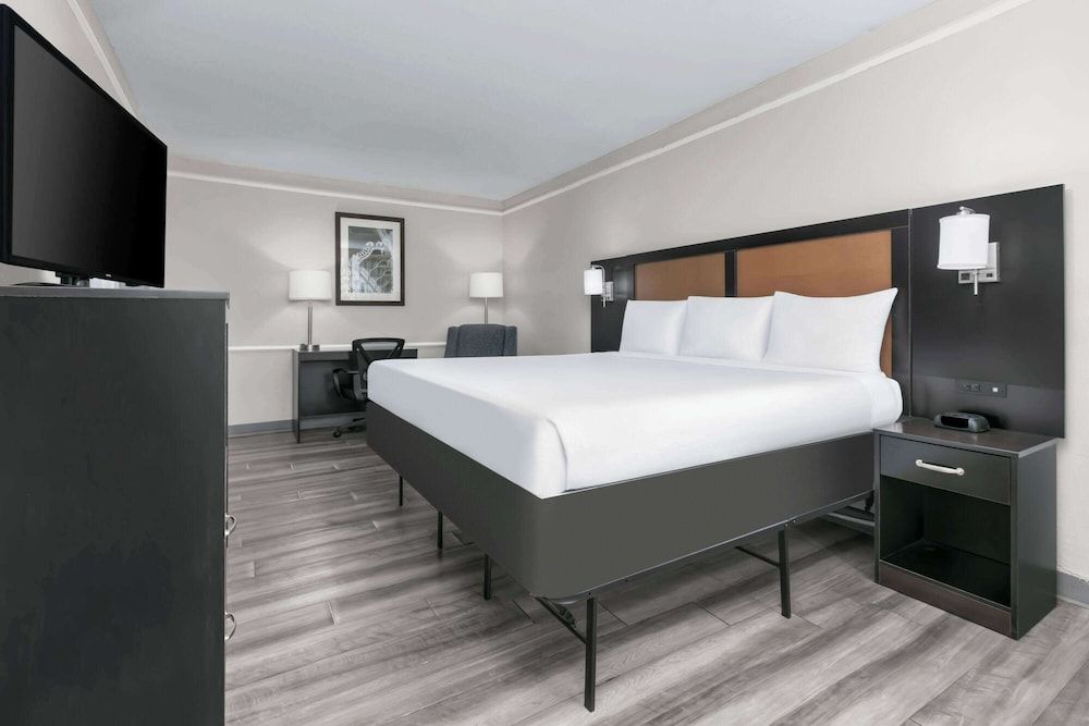 undefined Baymont by Wyndham Austin University Area 5