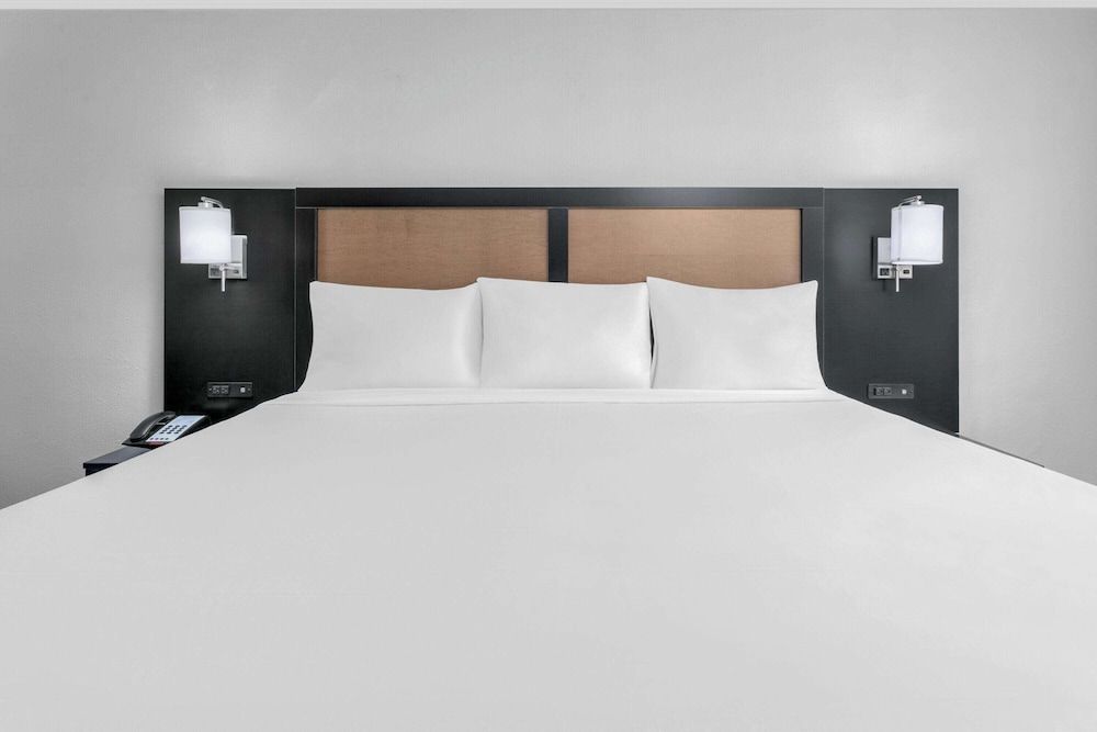 Baymont by Wyndham Austin University Area Room, 1 King Bed, Accessible, Non Smoking (Mobility/Hearing Impaired Accessible) 4