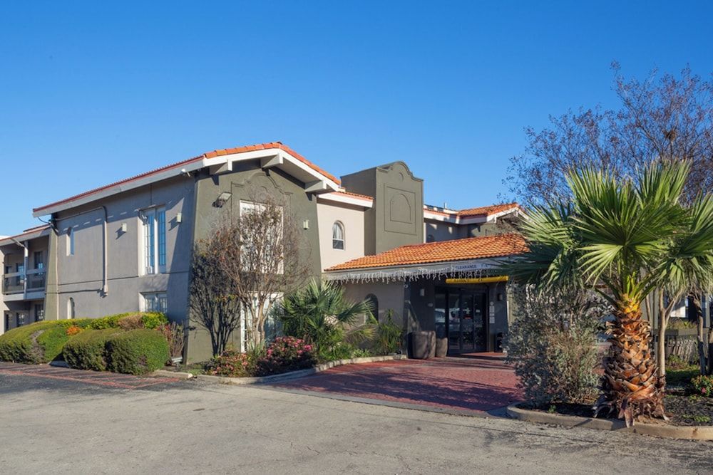 undefined Baymont by Wyndham Austin University Area 7