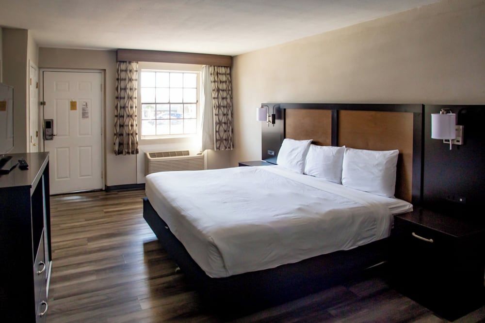 Baymont by Wyndham Austin University Area Room, 1 King Bed, Accessible, Non Smoking (Mobility/Hearing Impaired Accessible) 2