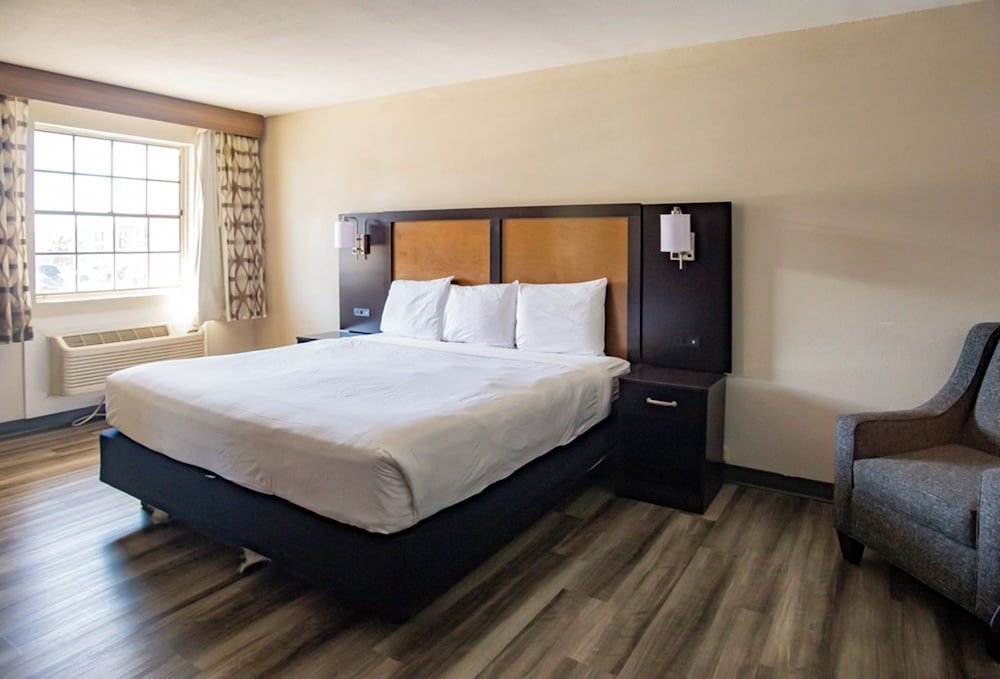 Baymont by Wyndham Austin University Area Room, 1 King Bed, Accessible, Non Smoking (Mobility/Hearing Impaired Accessible) 3