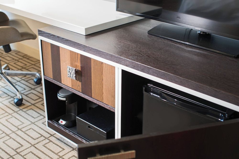 Renaissance Austin Hotel Deluxe Room, 1 King Bed, Non Smoking 6