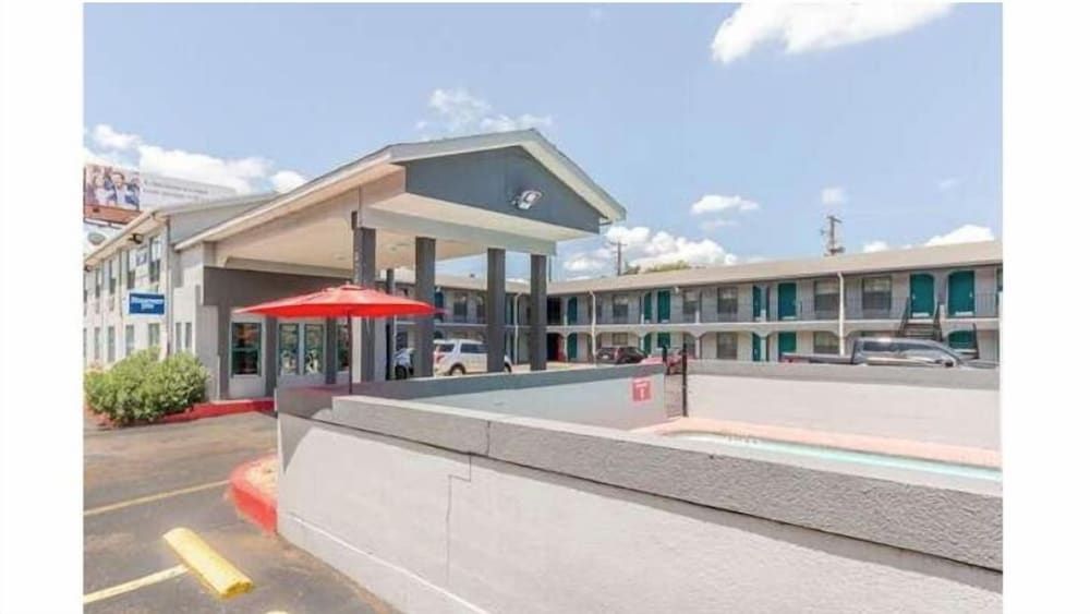 undefined Motel 9 University-Downtown 2