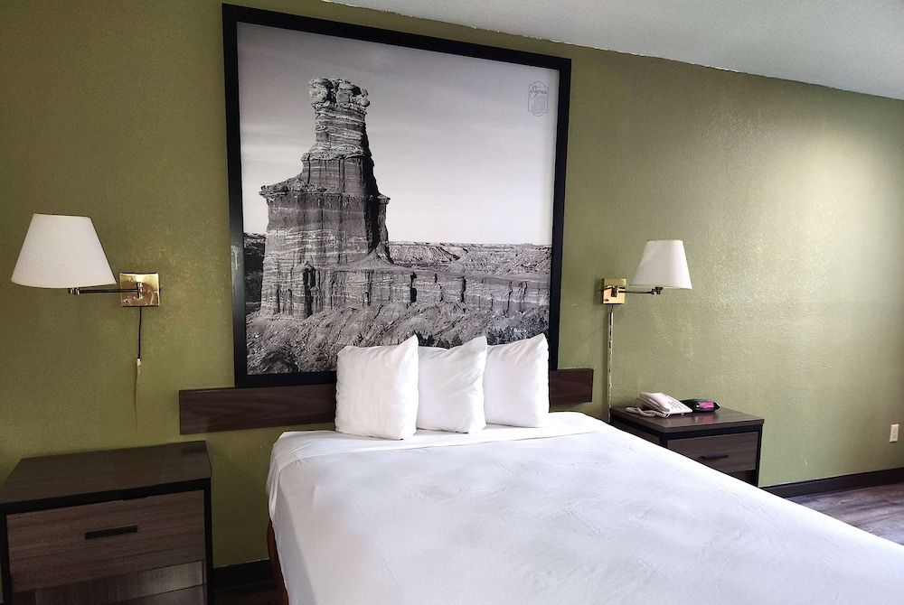 Super 8 by Wyndham Austin North/University Area Standard Room, 1 Queen Bed 3