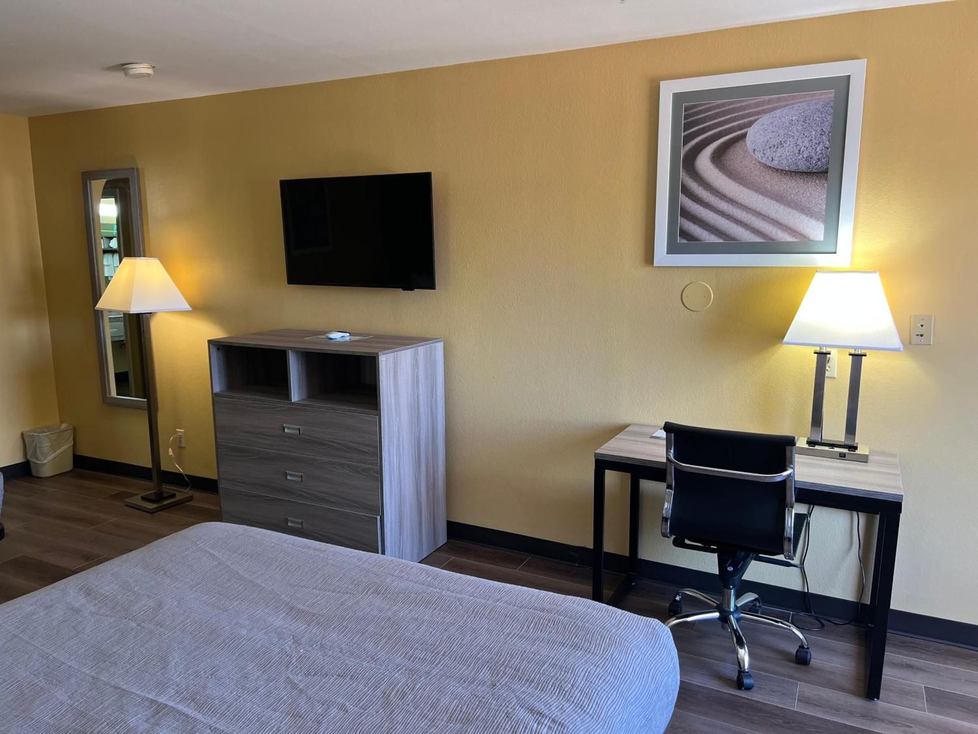 Quality Inn Bay City TX Quadruple Room with Two Queen Beds/Dog Friendly Room - Non Smoking  3