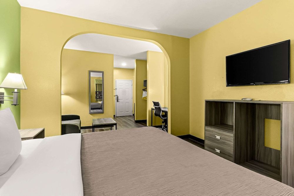 Quality Inn Bay City TX Room, 1 King Bed, Non Smoking 6