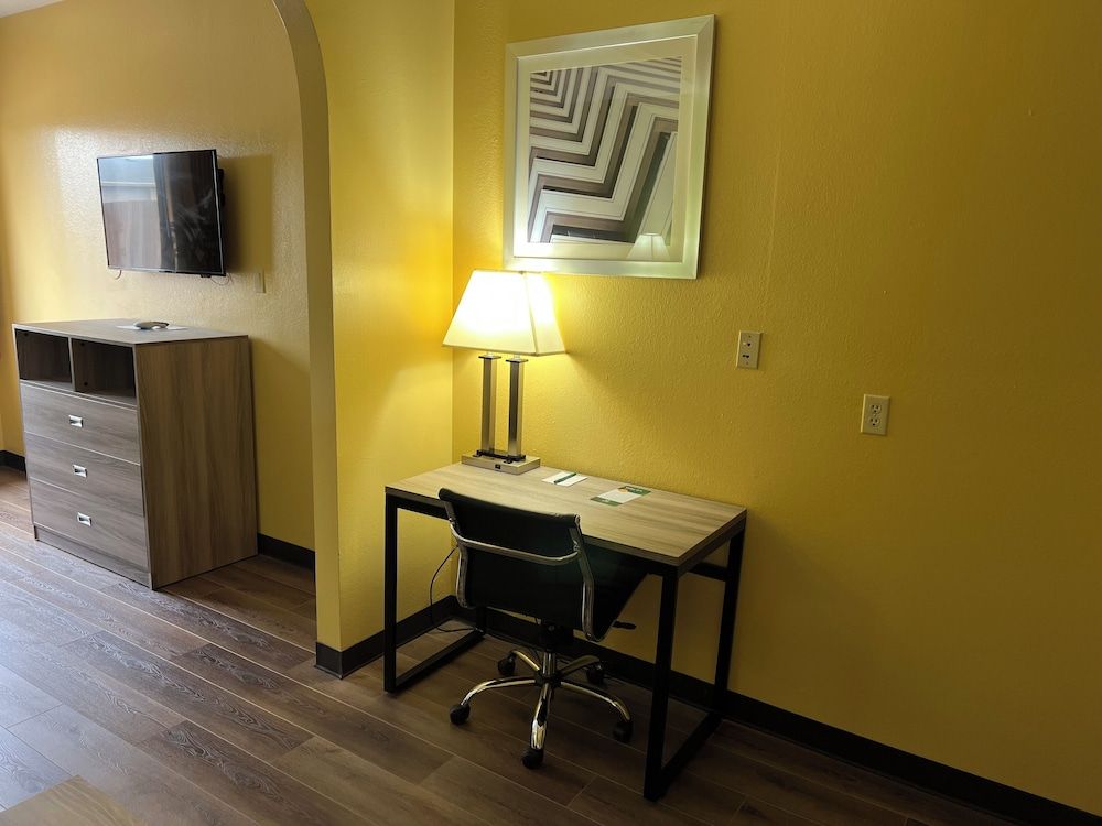 Quality Inn Bay City TX Room, 1 King Bed, Non Smoking 8