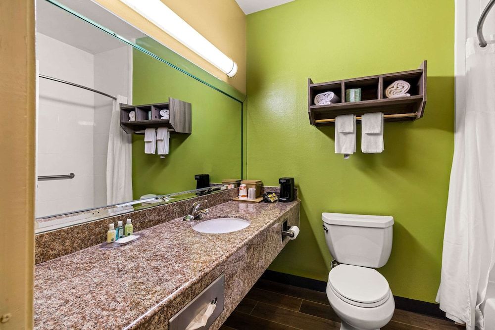 Quality Inn Bay City TX Standard Room, 1 King Bed, Non Smoking 3