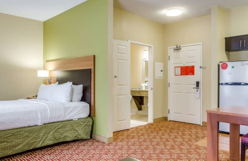 Studio, 1 Queen Bed with Sofa bed (Mobility/Hearing Access, Roll-In Shwr)