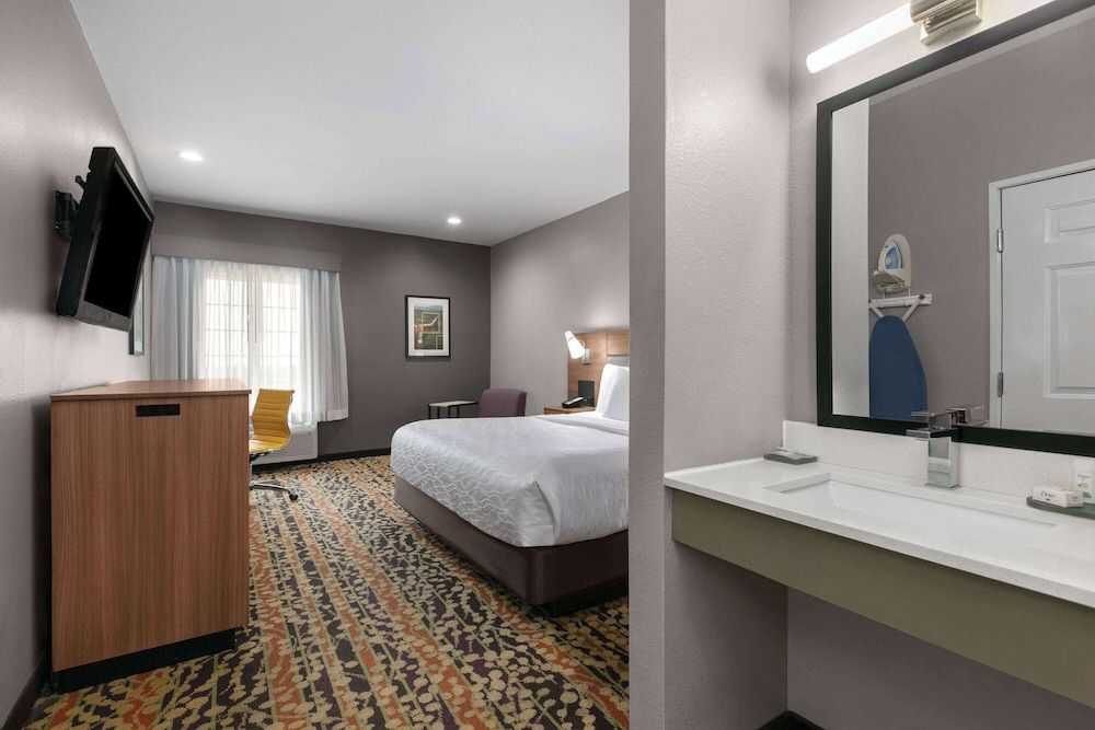 Room, 1 King Bed, Accessible, Non Smoking (Mobility, Tub w/ Grab Bars)