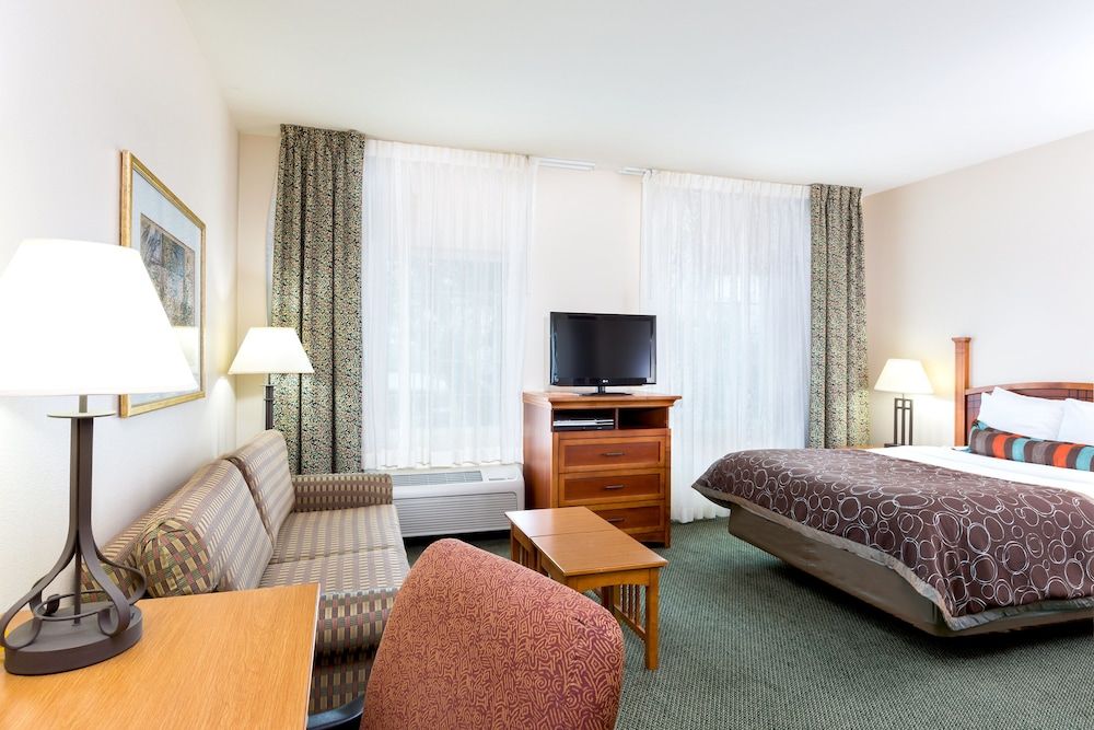 Studio Suite, 1 Queen Bed, Kitchen
