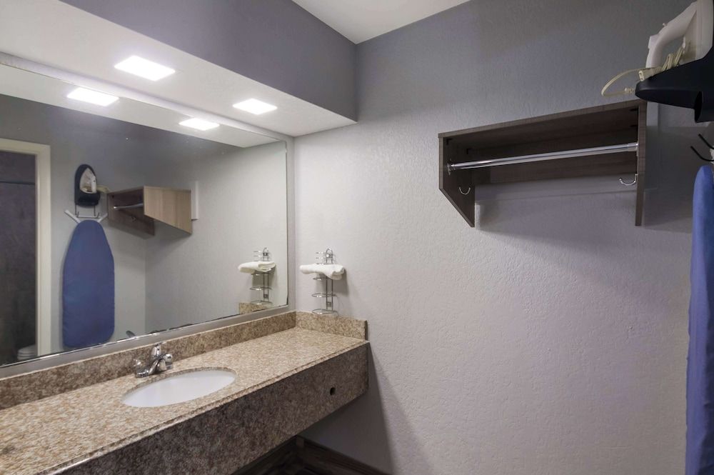 Americas Best Value Inn Buda Austin S Room, 1 King Bed, Smoking 8