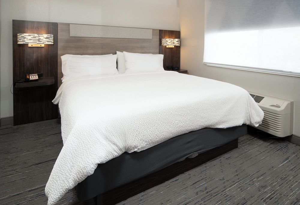Standard Room, 1 King Bed, Accessible (Communications, Mobility, Access Tub)