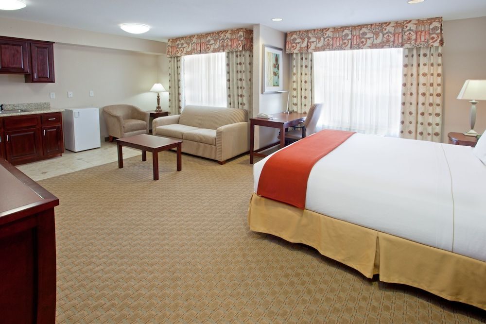Standard Room, 1 King Bed, Accessible (Communications, Mobil, Roll-In Shower)