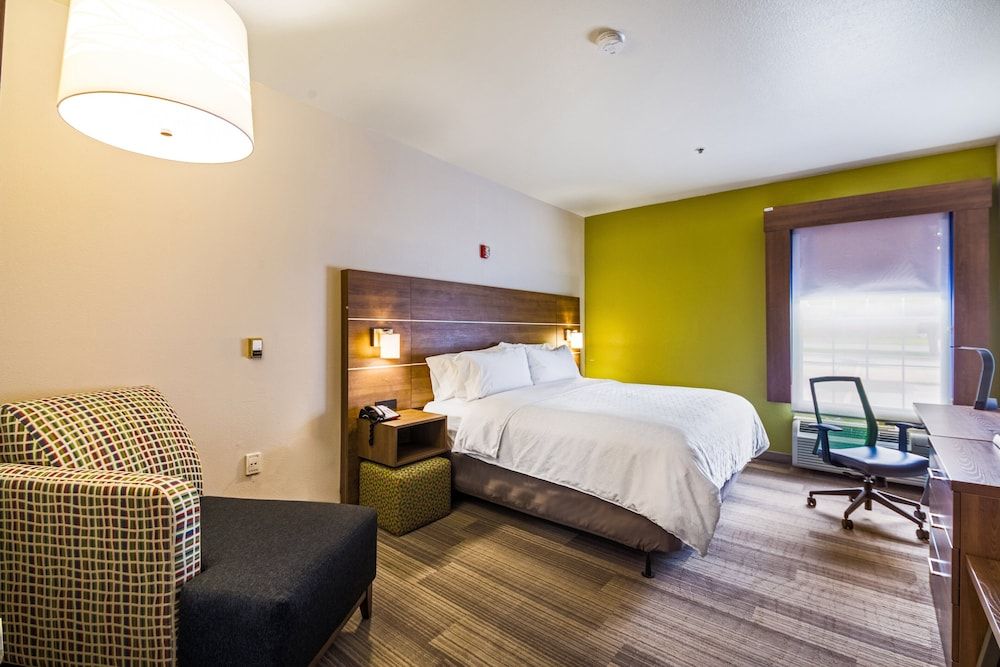 Standard Room, 1 King Bed, Accessible (Commsunications, Roll-In Shower)