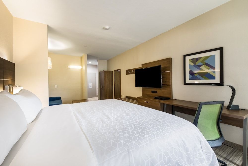 Suite, 1 King Bed, Accessible (Communications, Tran Shower)