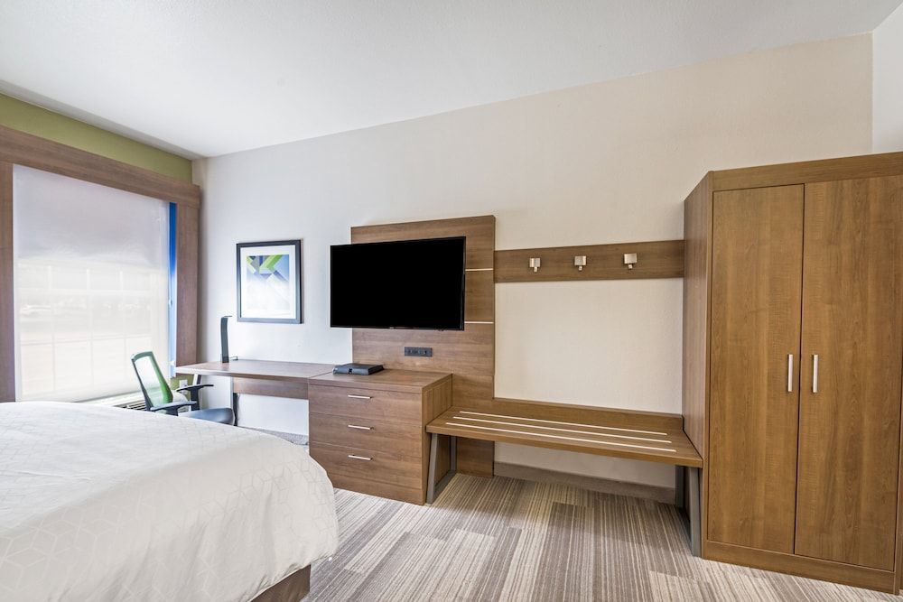 Standard Room, 1 King Bed, Accessible (Commsunications, Roll-In Shower)