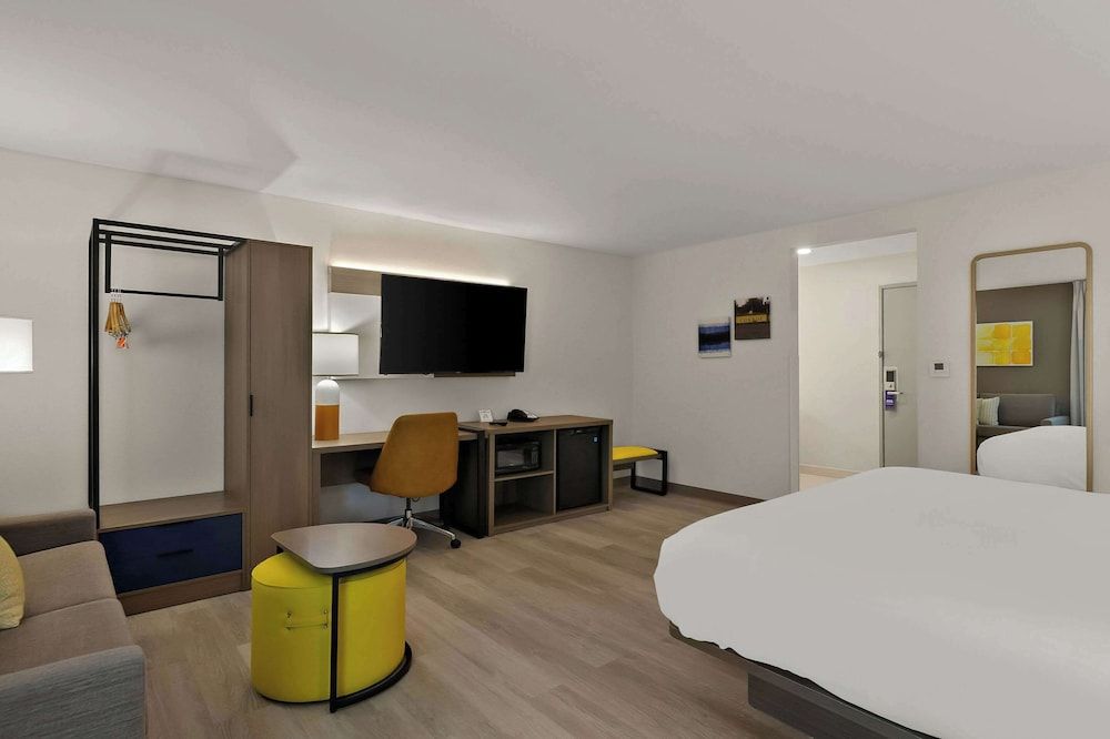 Suite, 1 King Bed with Sofa bed, Non Smoking