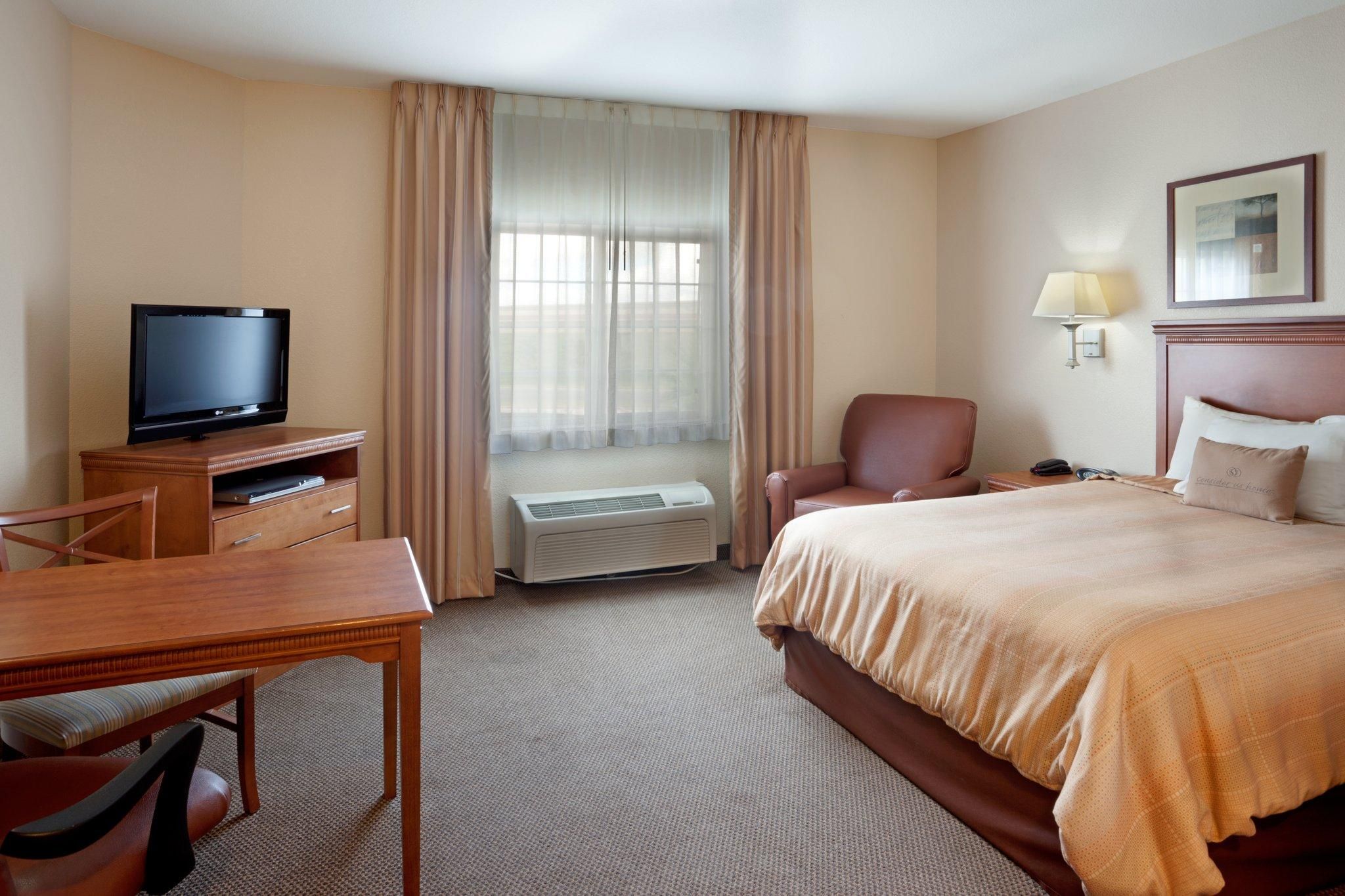 1 Queen Bed Studio Suite Full Kitchen