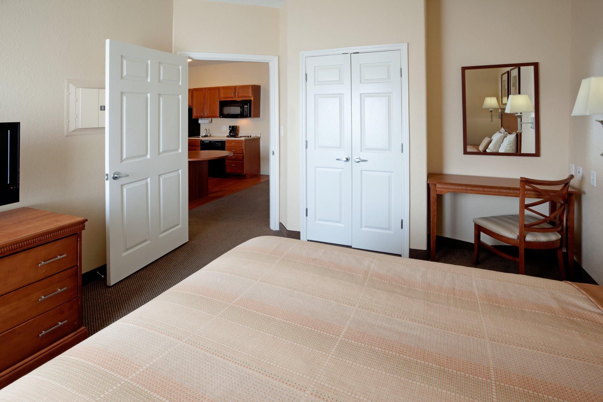 1 Bedroom Suite Queen And Sleeper Sofa Non-Smoking