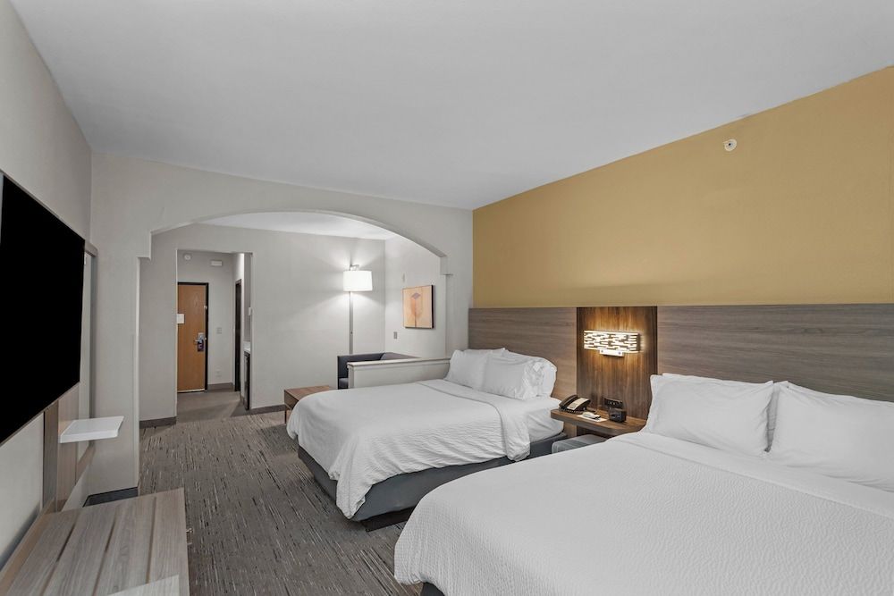 Suite, 2 Queen Beds (Additional Living Area)