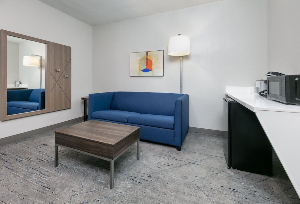 Suite, 1 King Bed, Mobility Accessible (Accessible Tub)