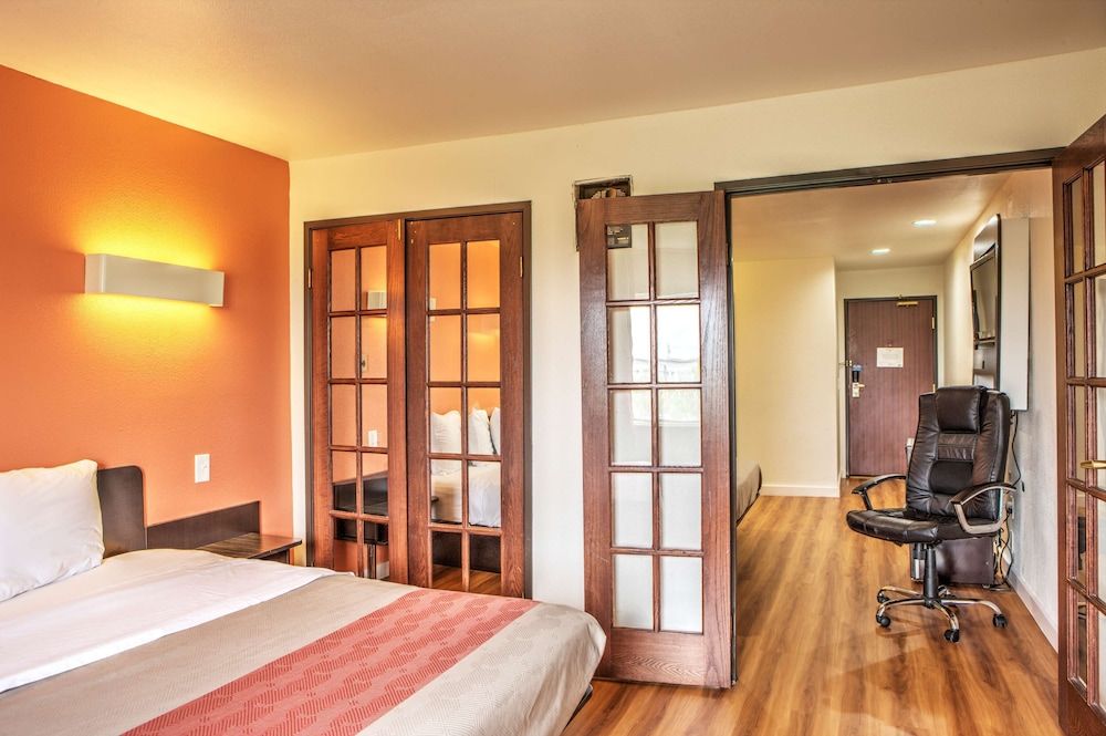Deluxe Suite, 1 King Bed, Non Smoking, Hot Tub