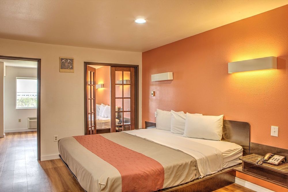 Deluxe Suite, 1 King Bed, Non Smoking, Hot Tub