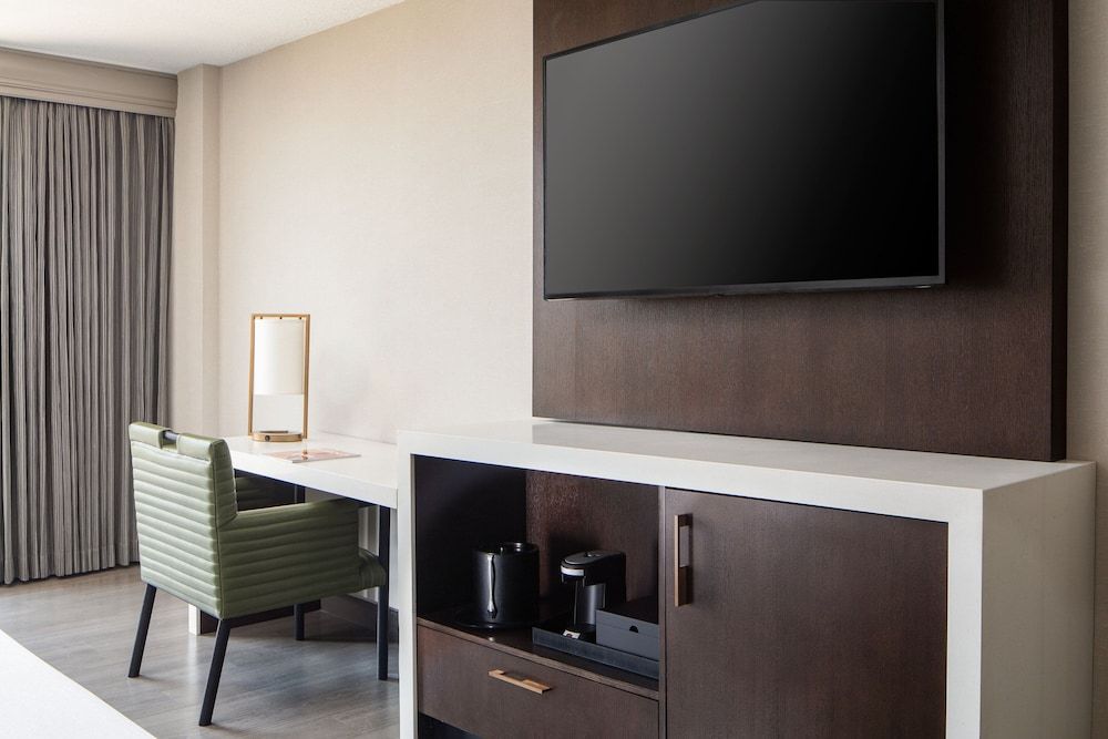 Room, 1 King Bed (Mobility Accessible, Tub)