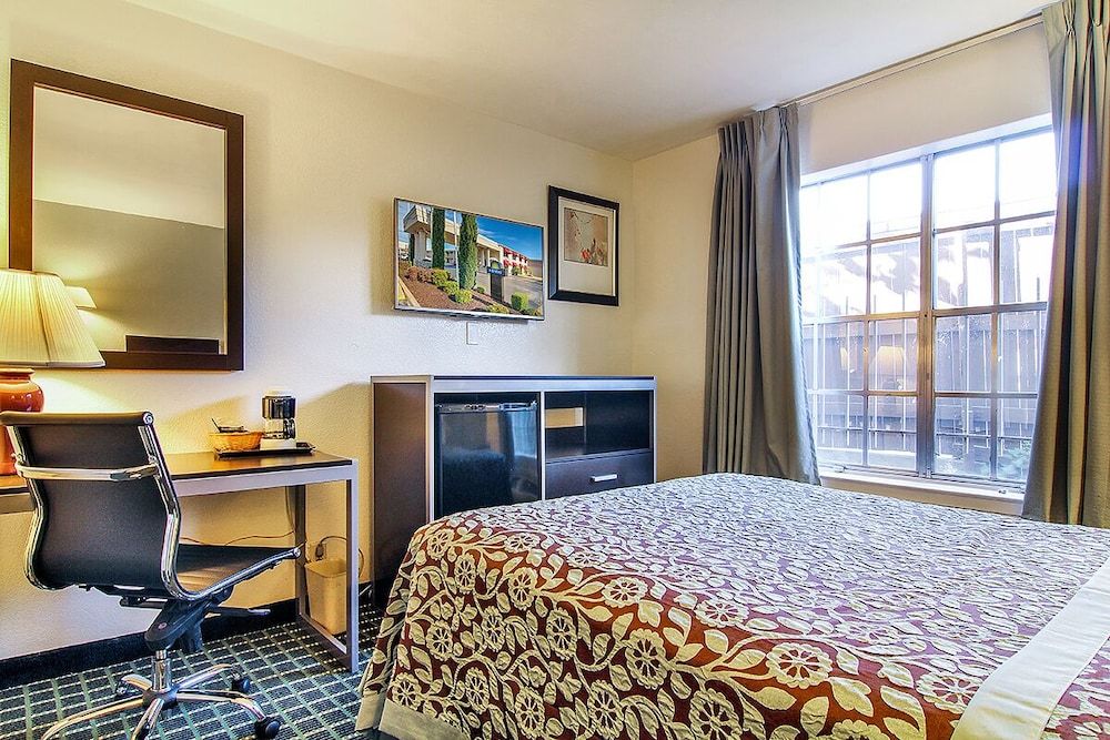 Deluxe Room, 1 Queen Bed, Smoking