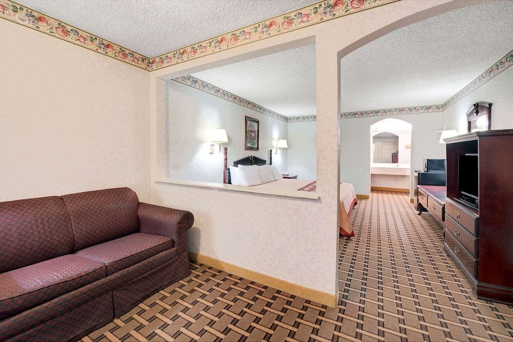 Suite, 1 King Bed, Smoking