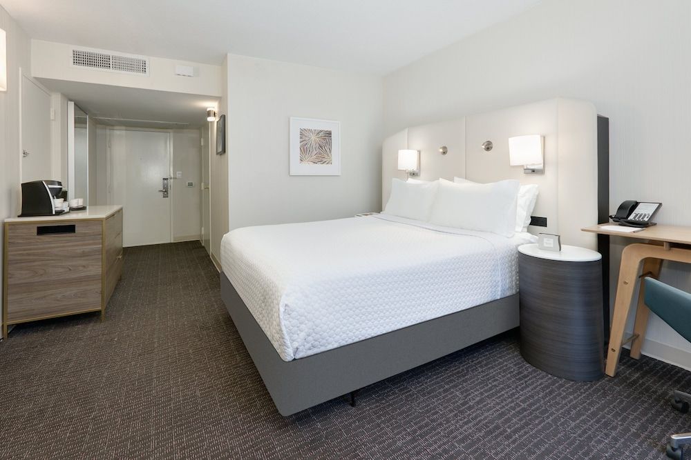 Standard Room, 1 Queen Bed, Accessible (Mobility)
