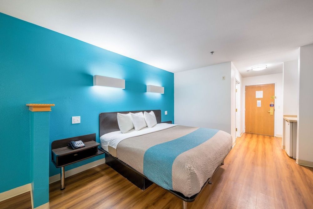 Deluxe Room, 1 King Bed, Non Smoking, Refrigerator & Microwave