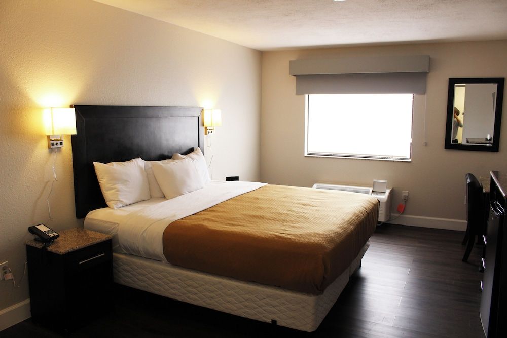 Room, 1 King Bed, Accessible, Non Smoking (Mobility, Roll-In Shower)