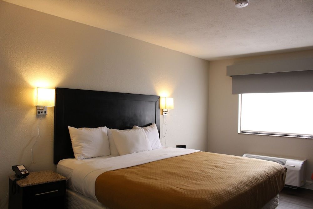 Room, 1 King Bed, Accessible, Non Smoking (Mobility, Roll-In Shower)